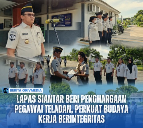 Kepala Lapas Kelas IIA Pematangsiantar menyerahkan penghargaan kepada Pegawai Teladan sebagai bentuk apresiasi atas dedikasi dan integritas.