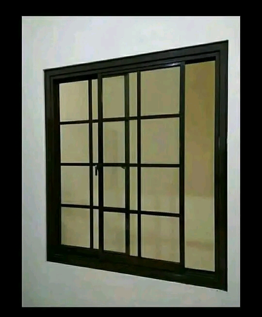Jendela aluminium modern dengan desain minimalis dan tahan lama.