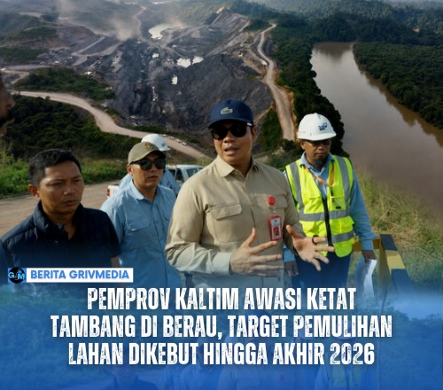 Petugas Dinas ESDM Kalimantan Timur meninjau proses reklamasi dan penimbunan kembali lubang tambang PT Supra Bara Energi di Kabupaten Berau.