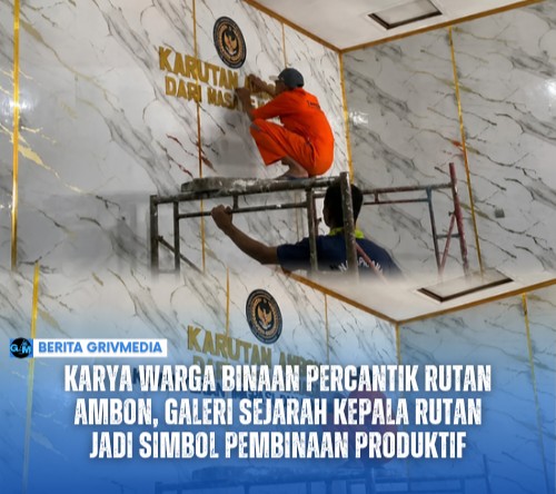 Warga binaan Rutan Kelas IIA Ambon menyelesaikan pembuatan background galeri foto Kepala Rutan sebagai hasil program pembinaan kemandirian.