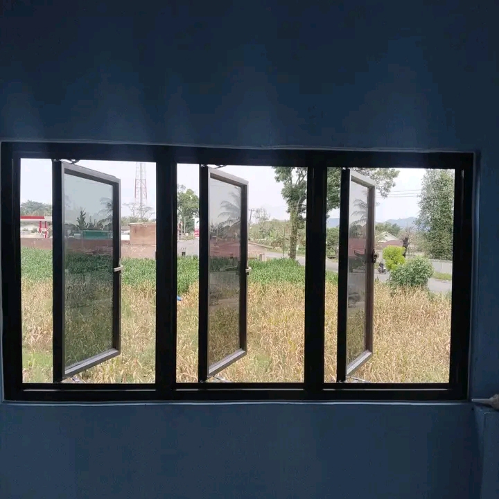 Jendela aluminium modern dengan empat daun terbuka lebar.