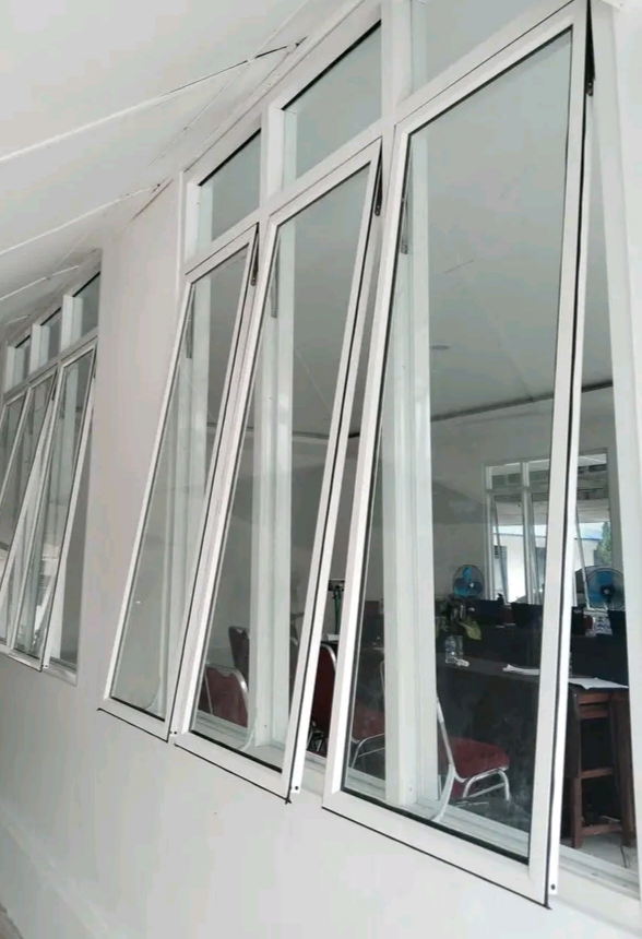Jendela aluminium modern dengan desain minimalis dan tahan lama.