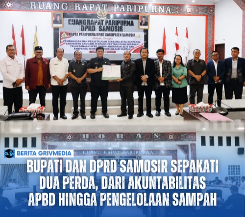 Bupati Samosir bersama pimpinan DPRD Samosir menandatangani persetujuan dua Perda