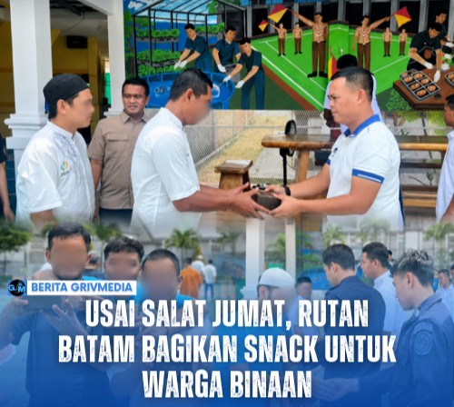 Petugas Rutan Kelas IIA Batam membagikan snack kepada warga binaan seusai Salat Jumat dalam kegiatan Jumat Berkah.
