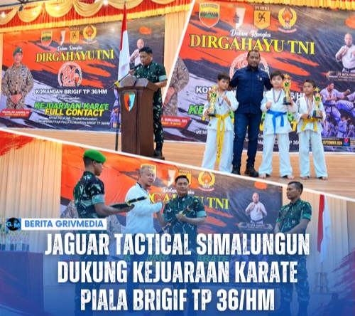 Ketua DPC Jaguar Tactical Indonesia Kabupaten Simalungun David Sibarani menyerahkan trofi kepada pemenang Kejuaraan Karate Full Contact Antar Pelajar Piala Brigif TP 36/HM di Pematangsiantar.